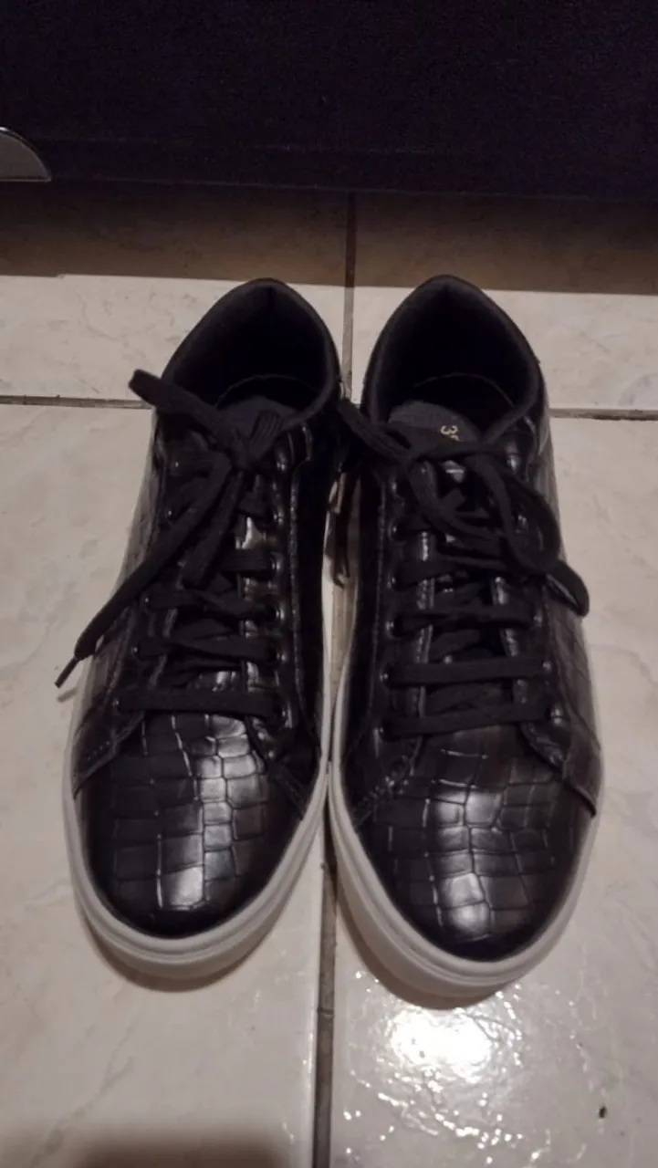 Tênis sola alta preto e branco
