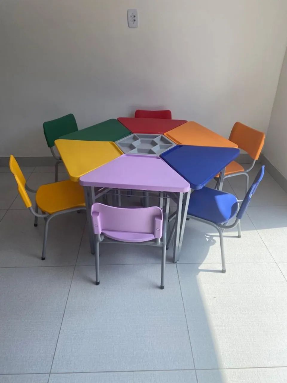 Mesa infantil colorida para atividades - Foto 3