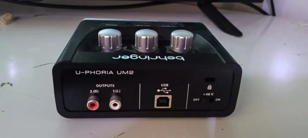 Interface de Audio Behringer Um2 64842078228481121