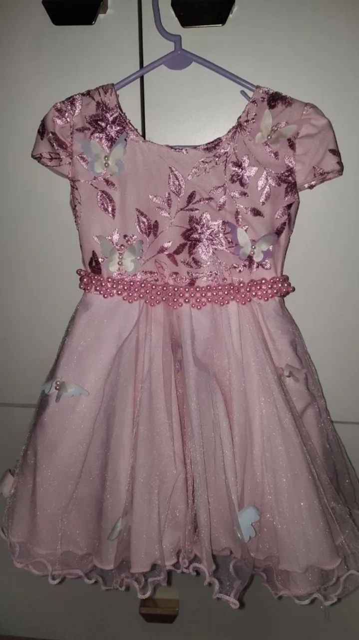 Vestido de renda rosa para menina