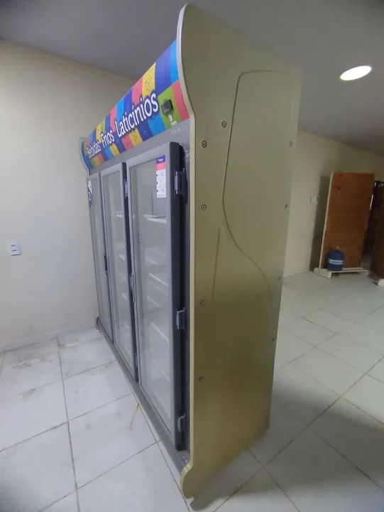 Expositor 3 portas para frios bebidas, laticínios 1 ano de uso, estado de novo  - Foto 5