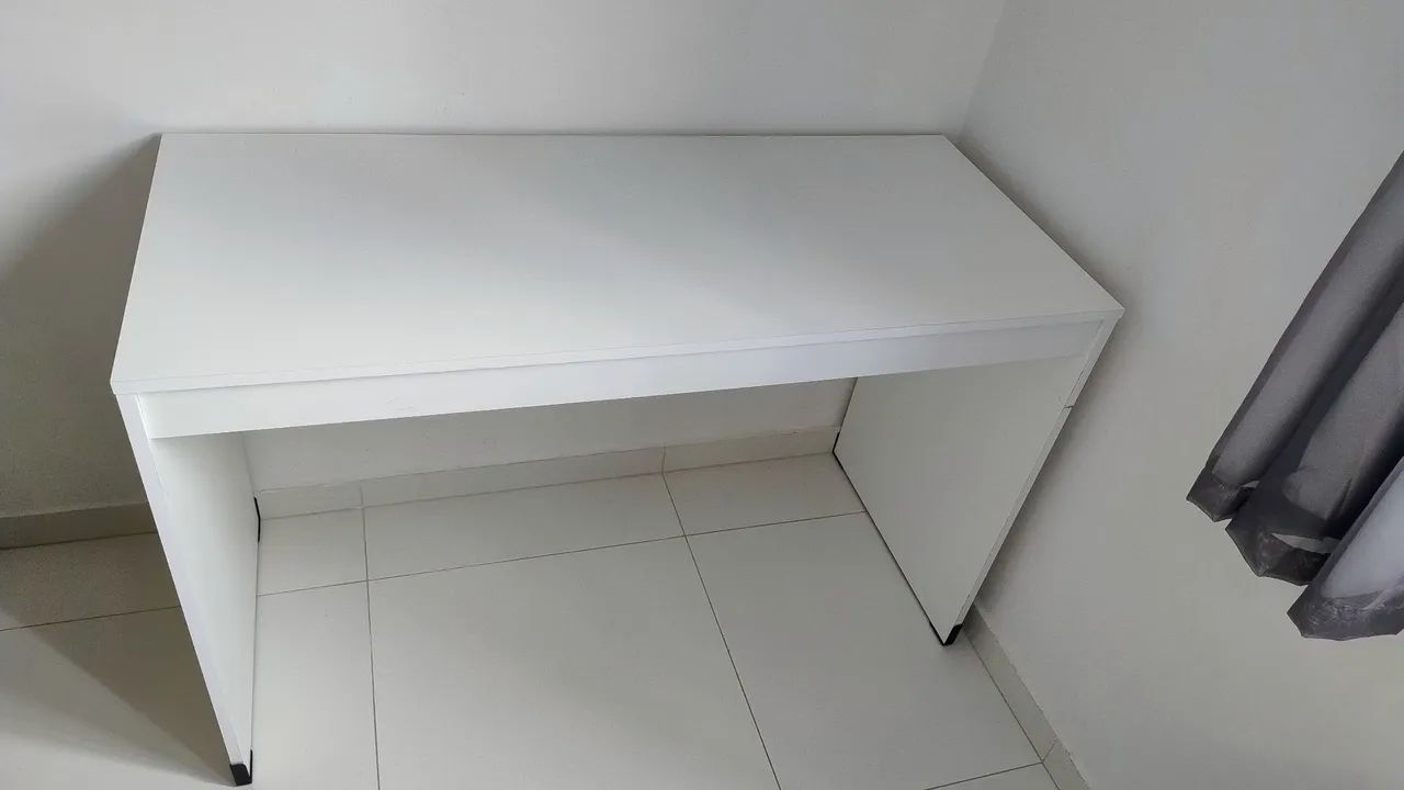 Mesa branca de escritório