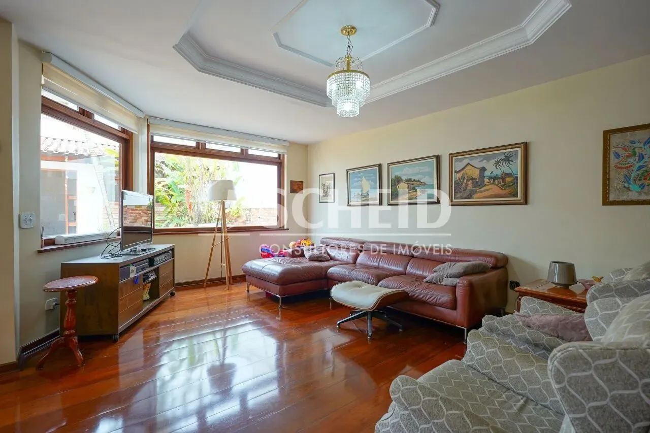 Locação de casa no Jardim Prudência com 4 quartos (3 suítes), quintal e 5 vagas