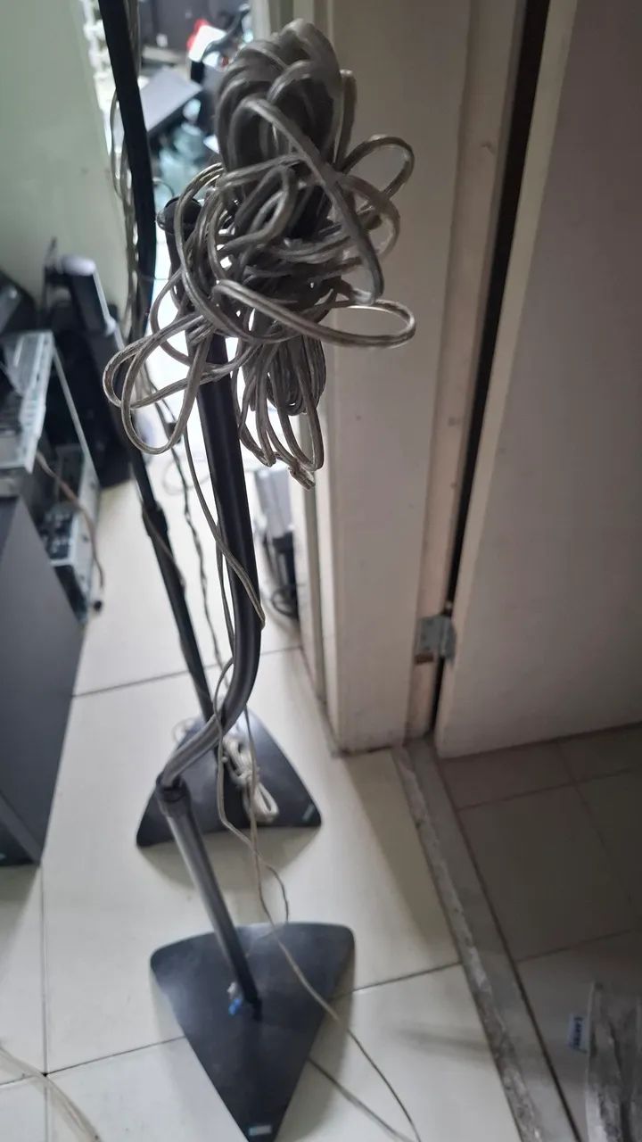 Um par de pedestais para caixas de som de home theater - Foto 2