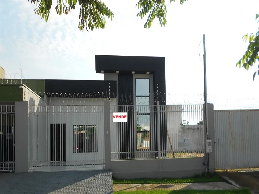 EXCELENTE CASA COM FINO ACABAMENTO.