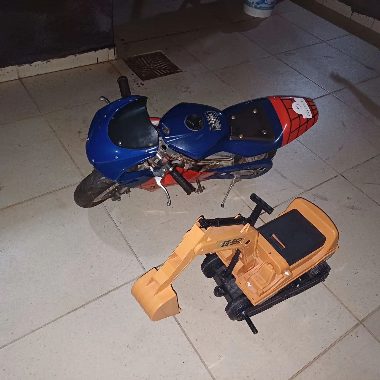 Mini Moto e Escavadeira Infantil - Diversão Garantida!