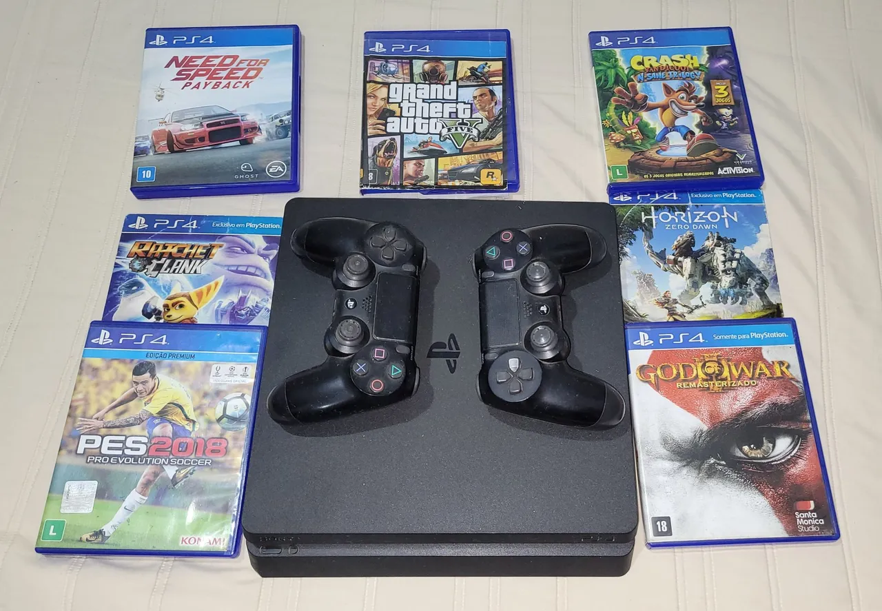PlayStation 4 com jogos e controles