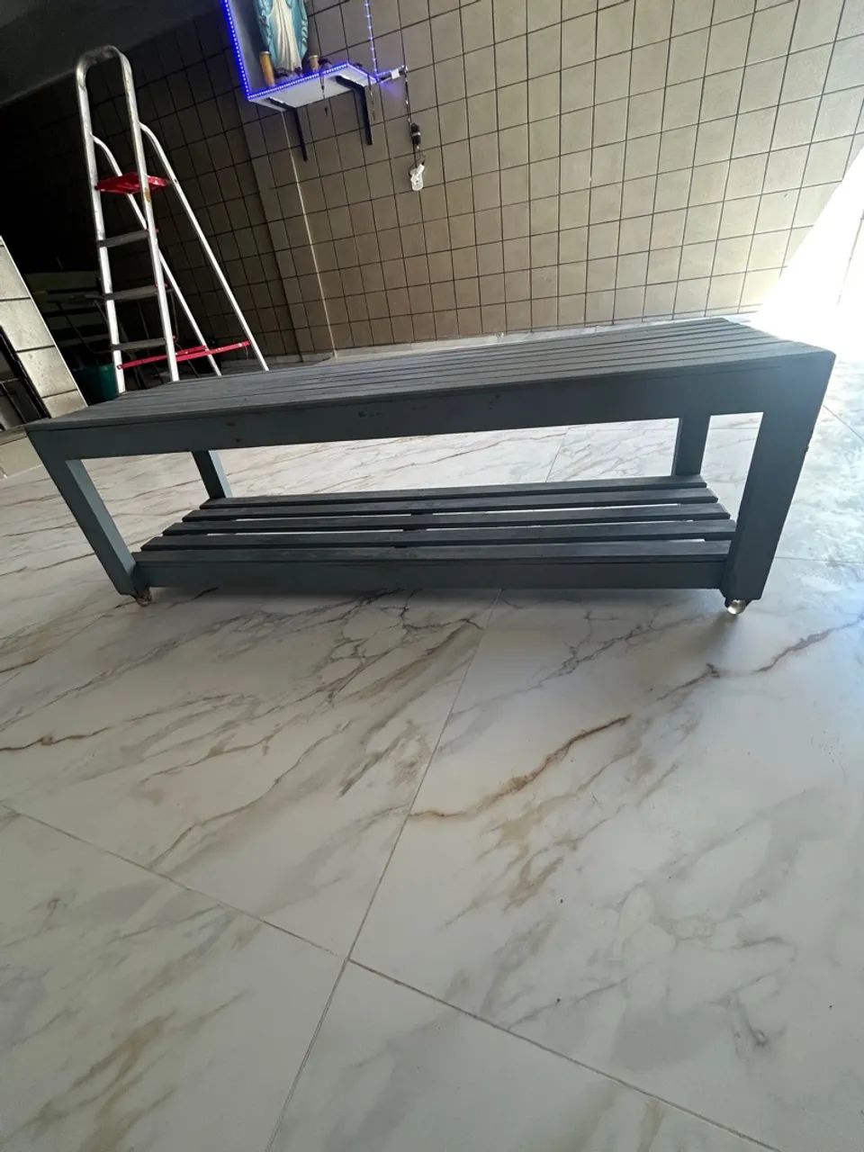 Banco de Madeira Cinza Elegante
