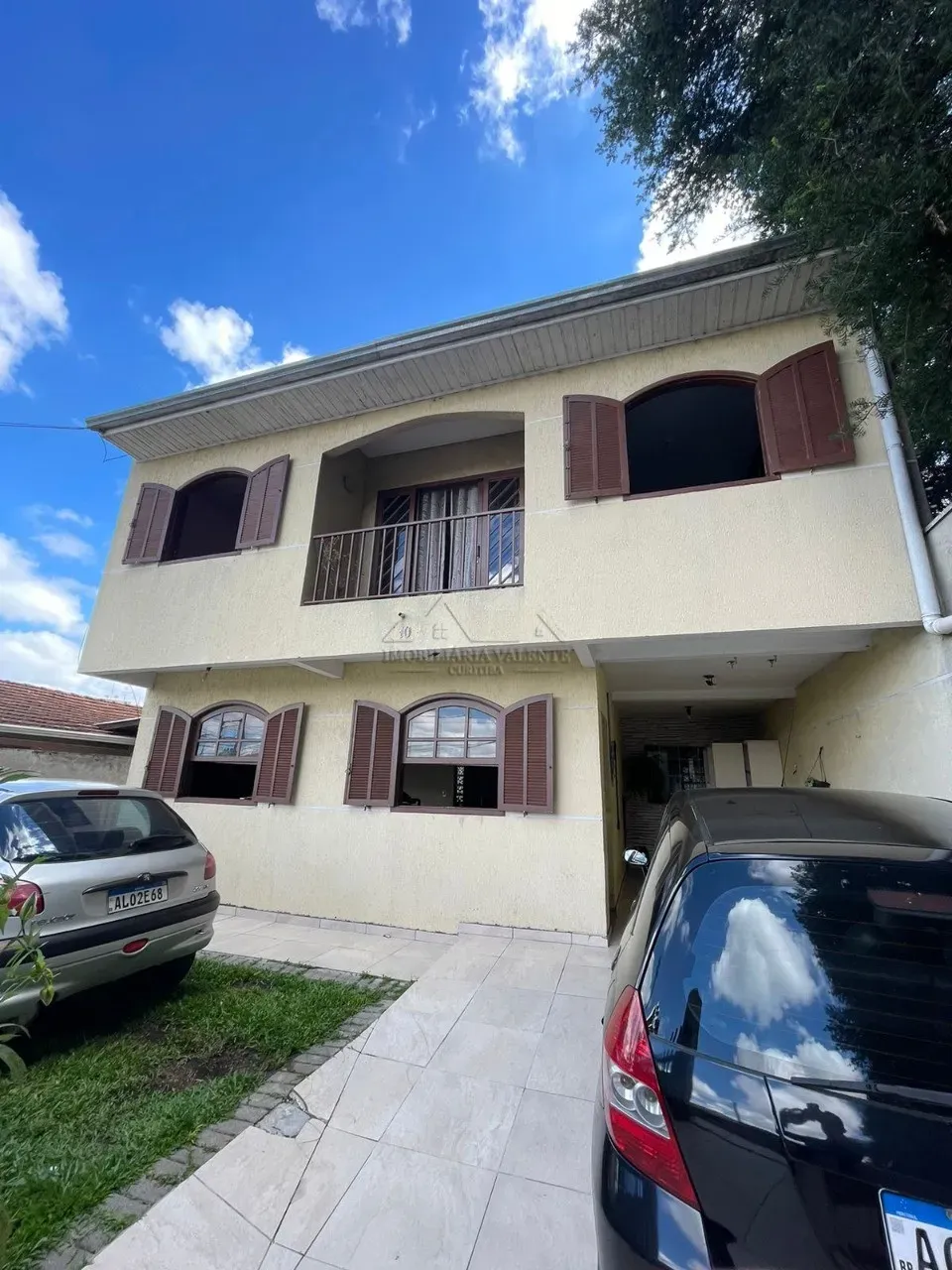 Sobrado à venda em Curitiba-PR, no bairro Cidade Industrial. Com 4 quartos, 1 sala, 2 banh