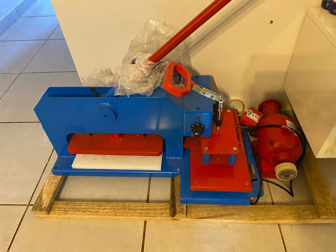 Máquina para fabricar chinelos com estampa completo. 