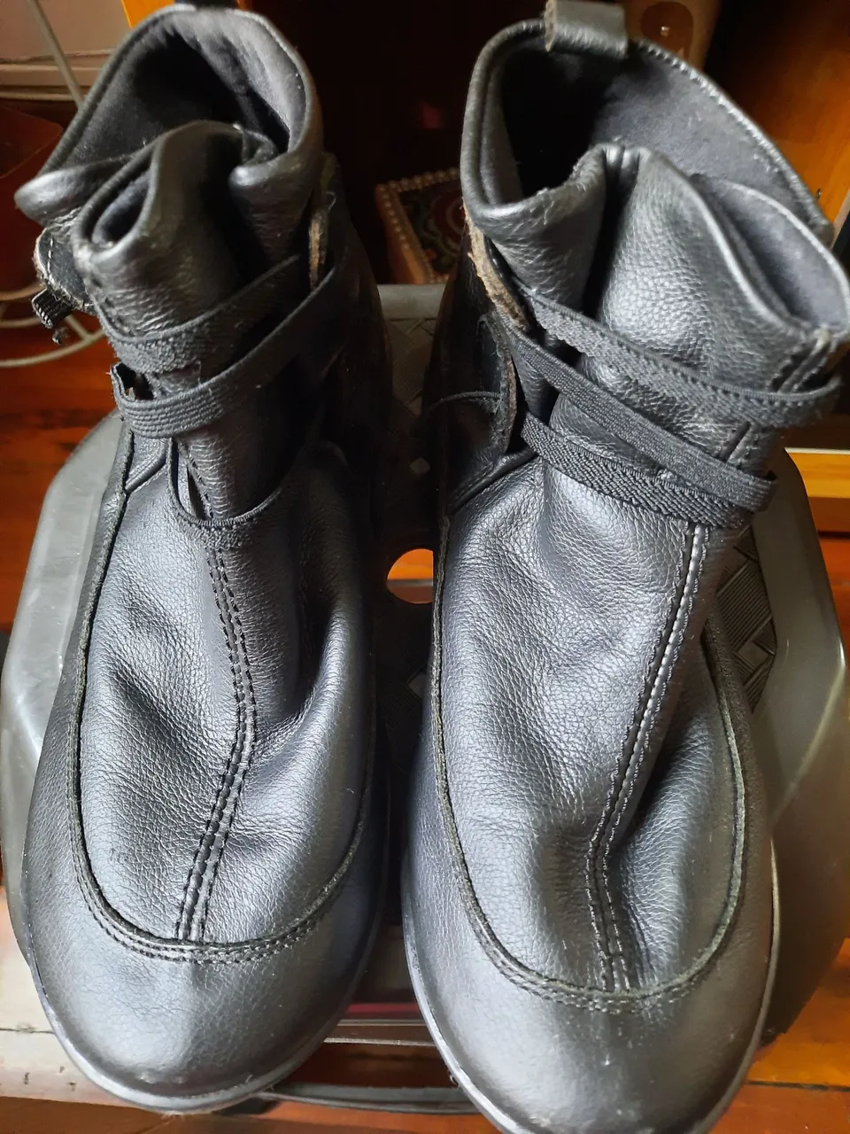 Botas pretas de couro confortáveis