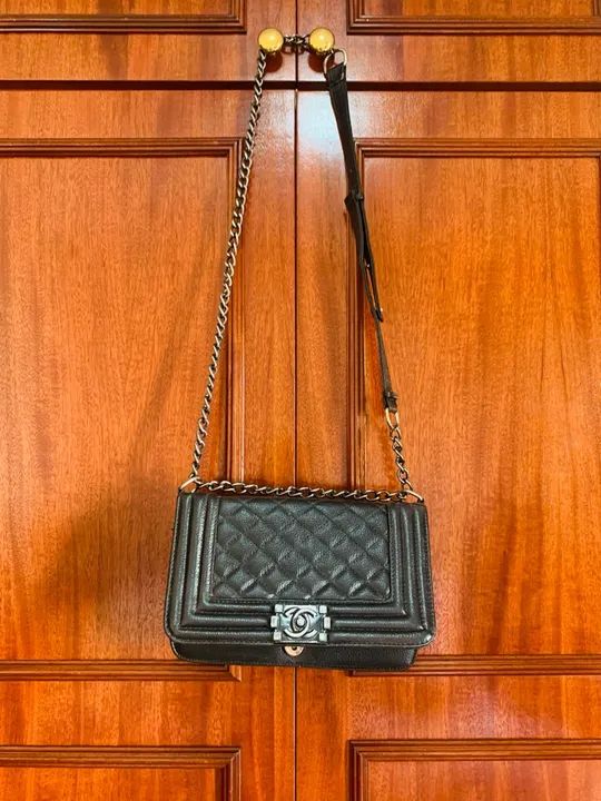 Bolsa preta com detalhes dourados , como nova  - Foto 5