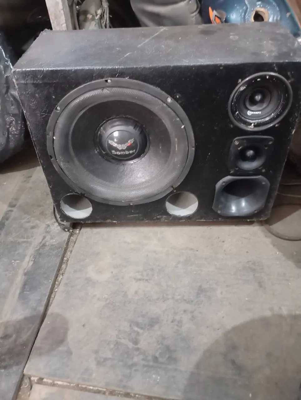 Caixa de Som Subwoofer Bomber e Componentes