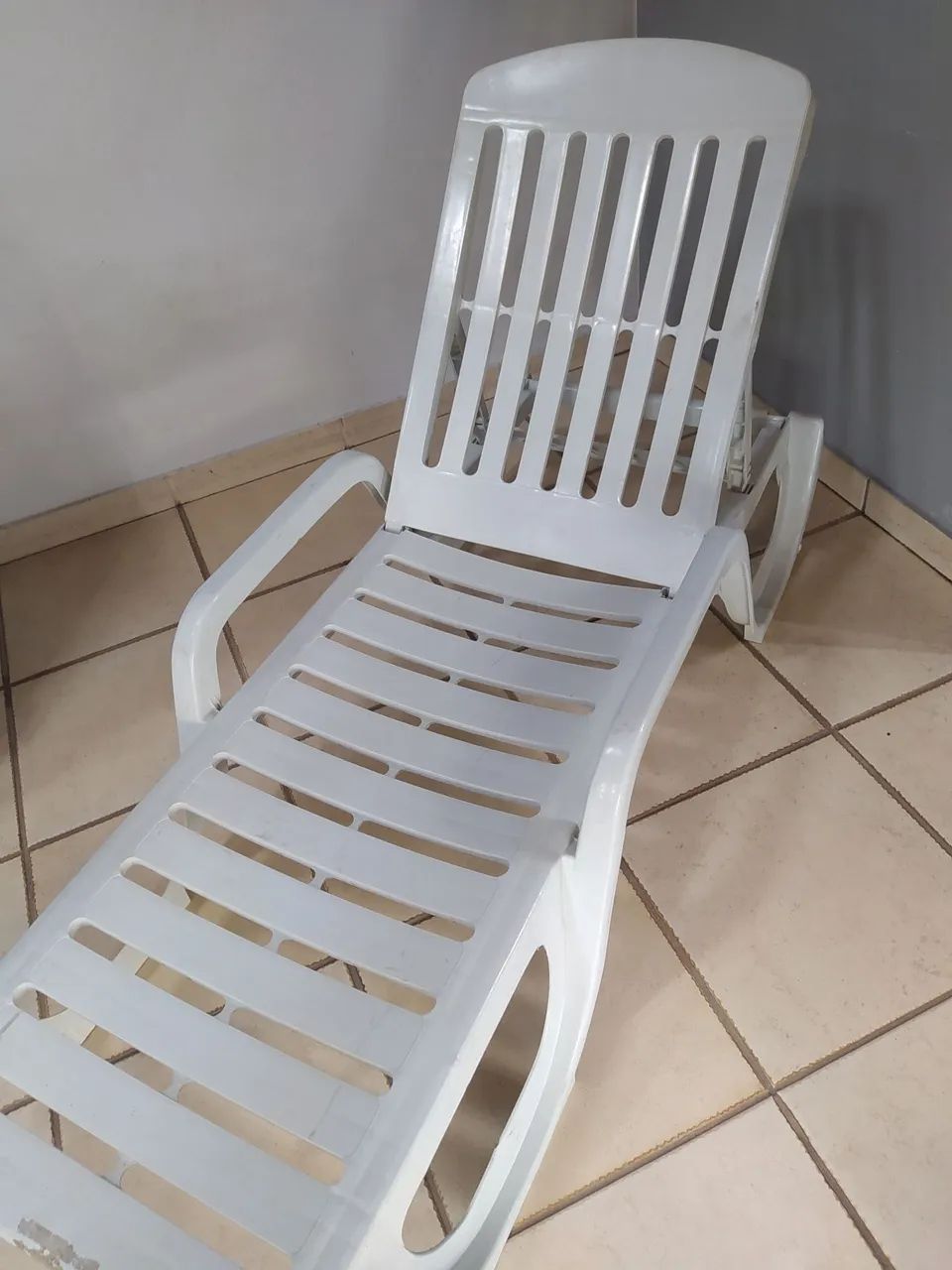 Espreguiçadeira para área de piscina 