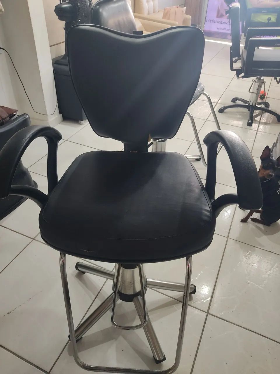 2 Cadeiras de salão de beleza - Preta - Usada - Foto 4