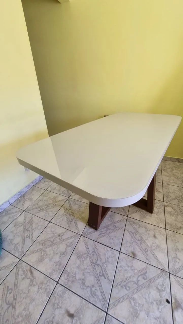 Mesa de jantar branca com tampo de vidro e 6 cadeira estofadas