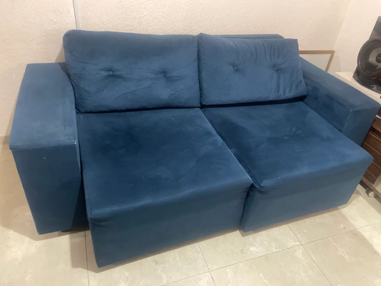 Sofá retrátil conservado 