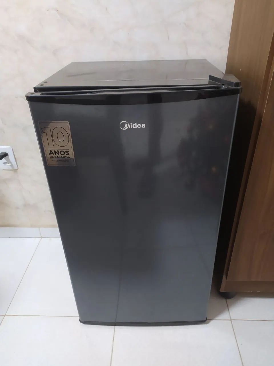 Frigobar 93L inox Midea com freezer.