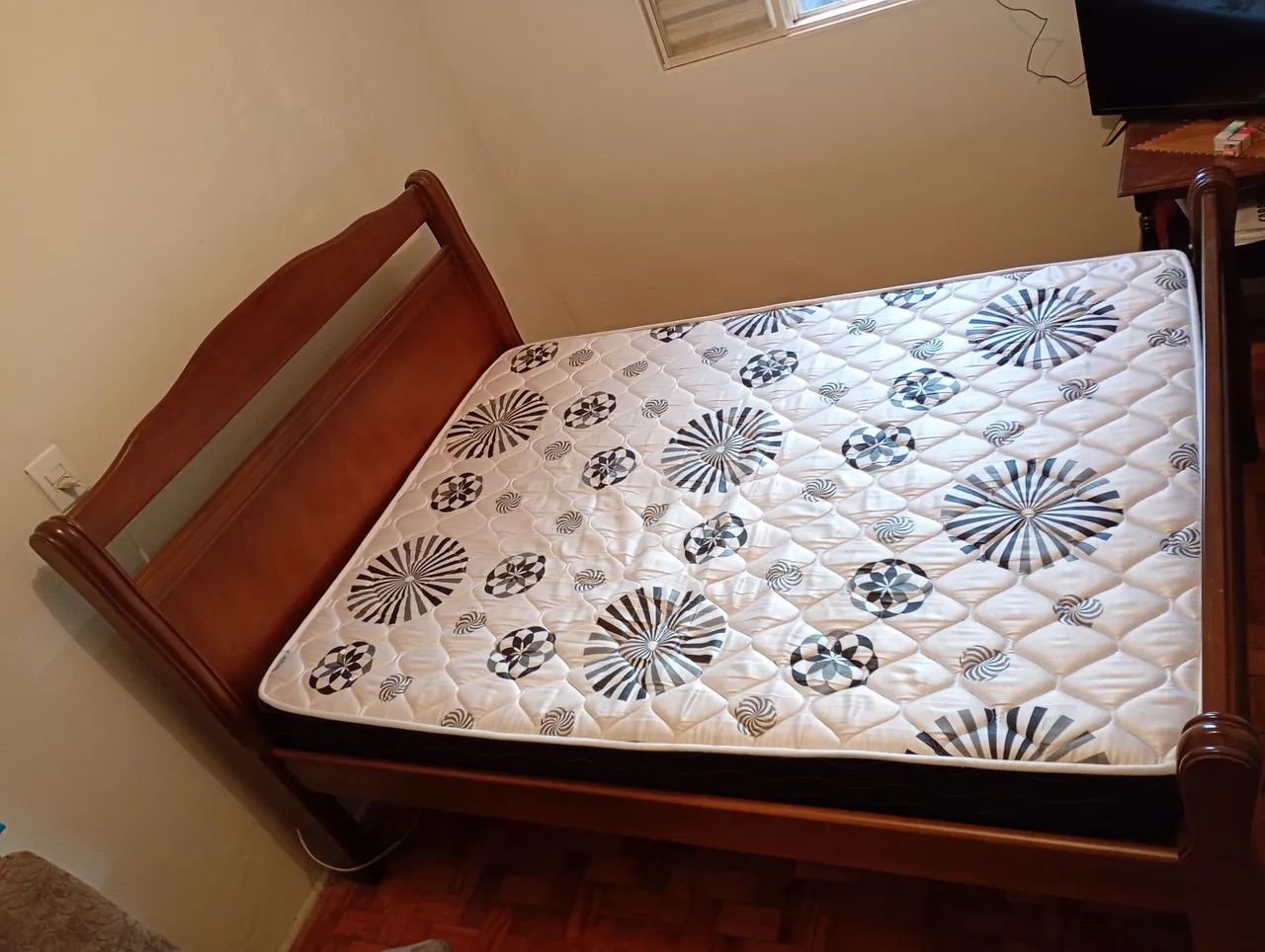 Cama de casal em madeira maciça com colchão 
