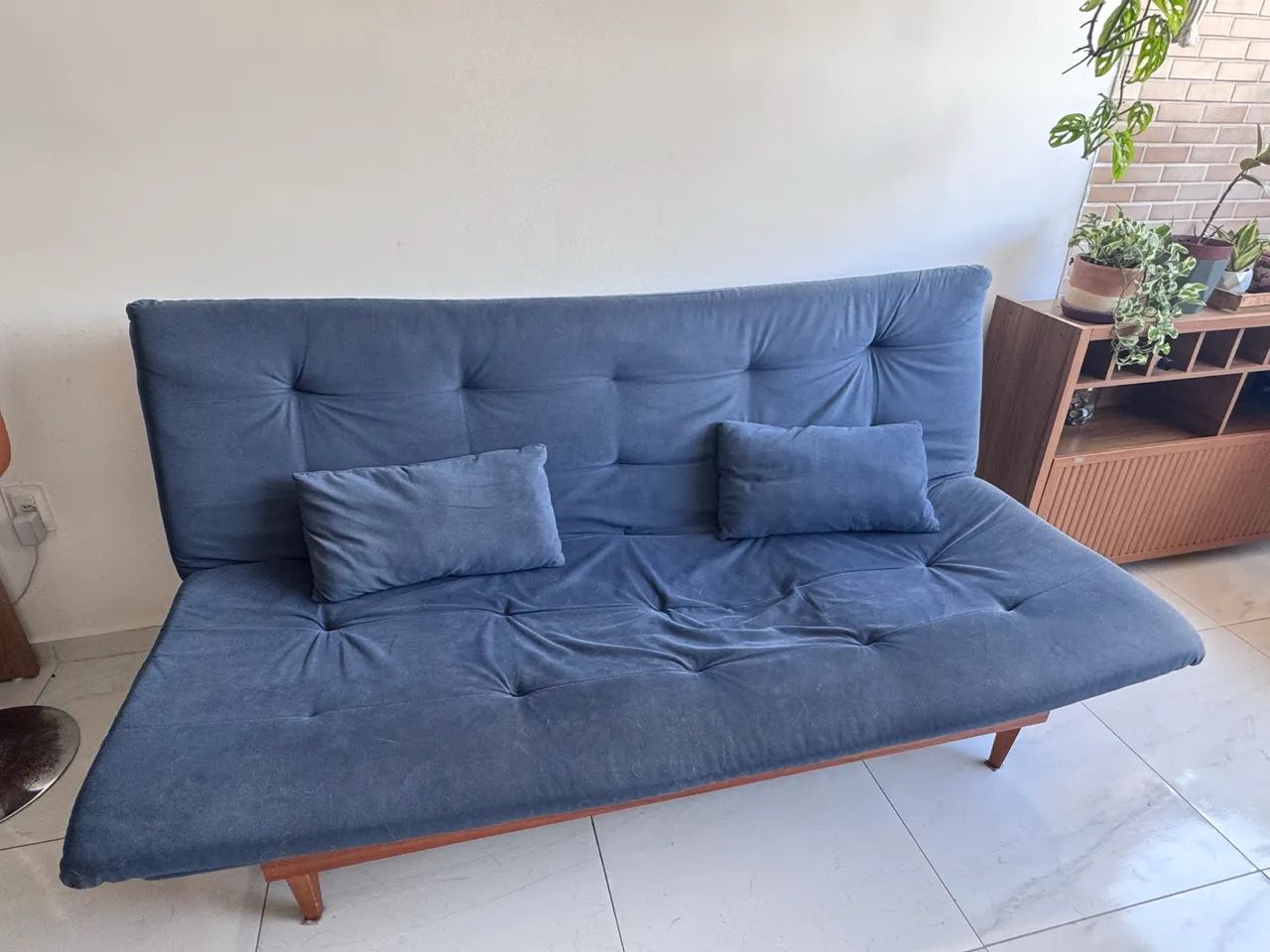 Sofá-Cama Retrô 3 Lugares Azul com Pés de Madeira