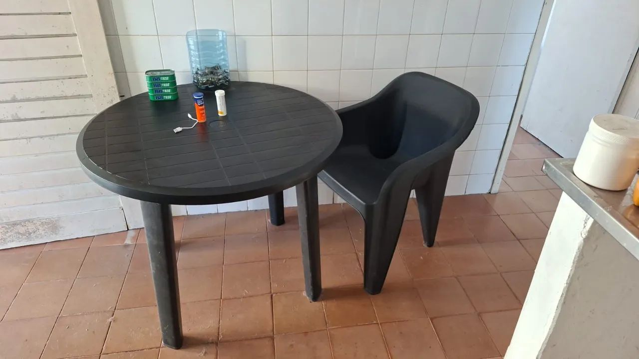 Vendo mesa de plástico desmontável com quatro cadeiras reforçadas 