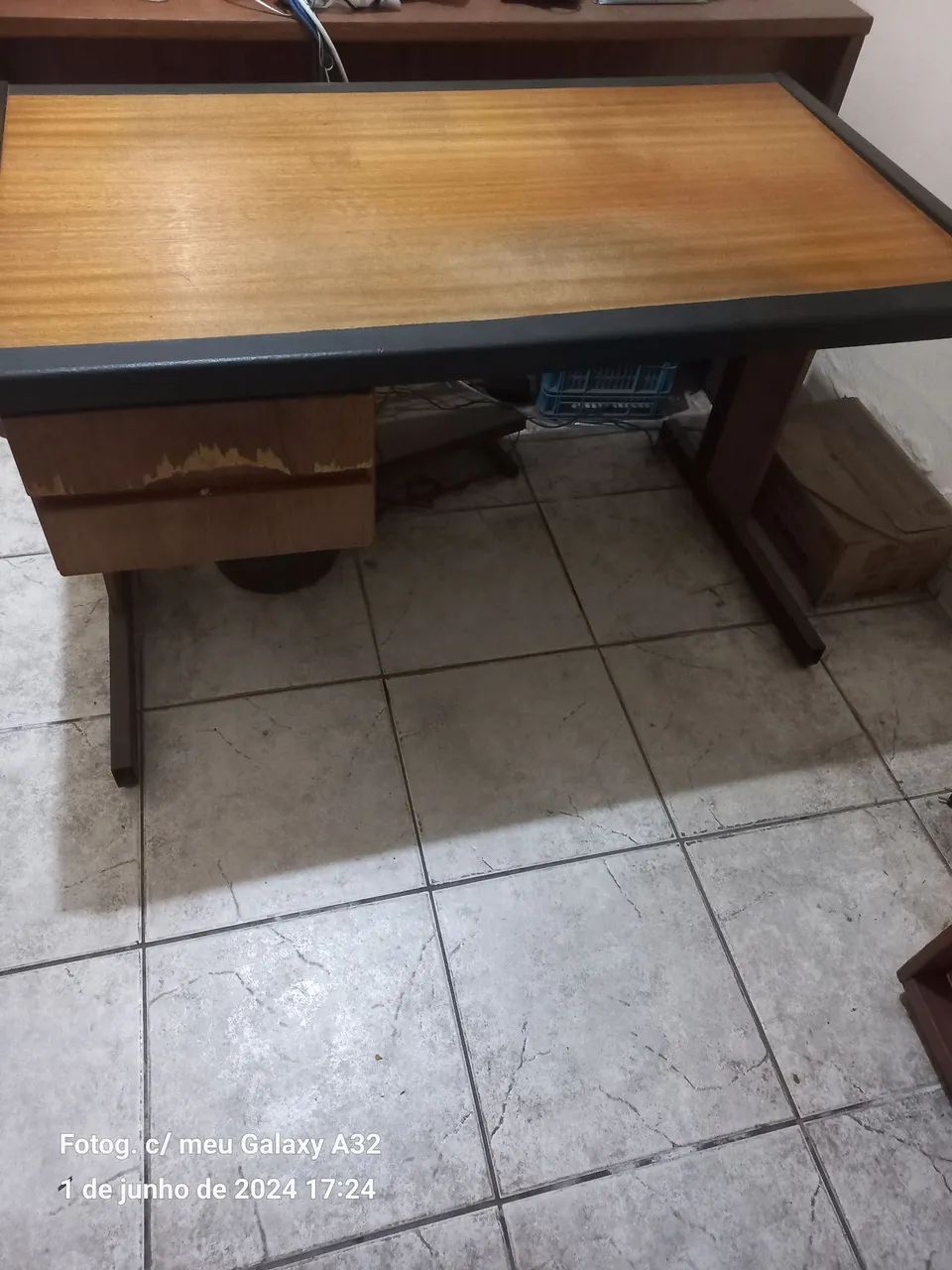 mesa de escritório com 2 gavetas