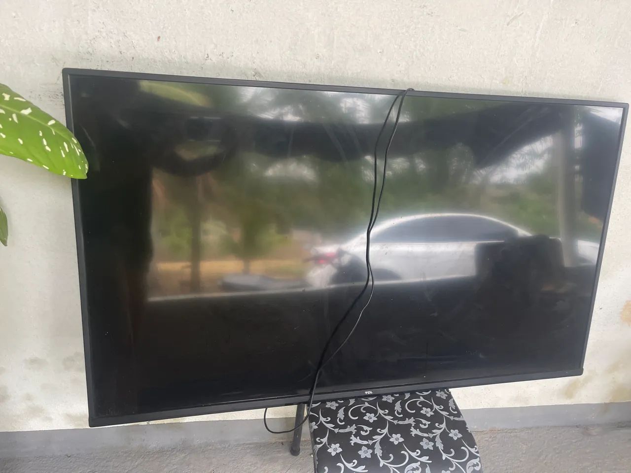"TV TCL 50 polegadas - liga tem som mas imagem escura - para retirar peças"