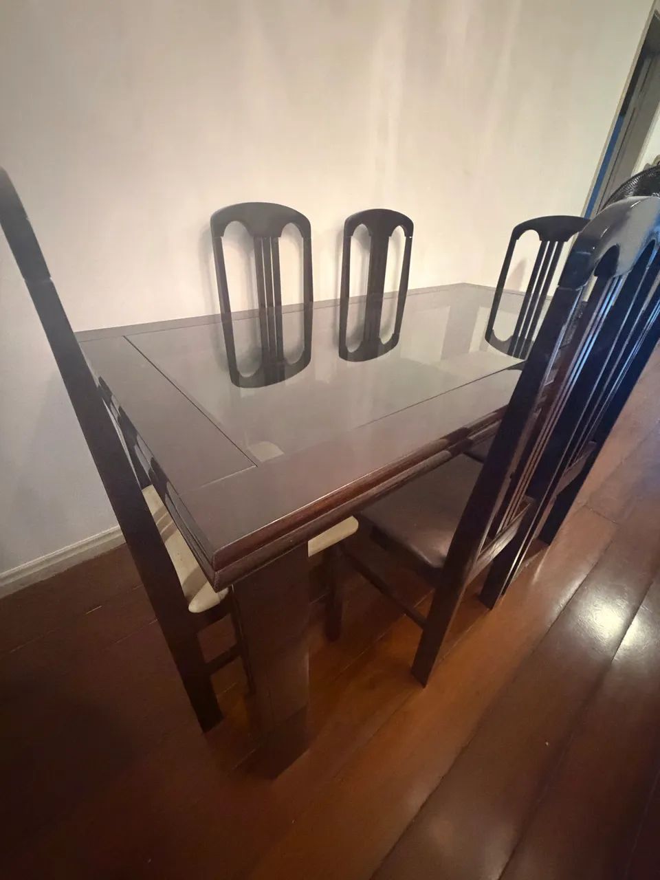 Mesa com 6 cadeiras de madeira maciça muito conservadas - Foto 3
