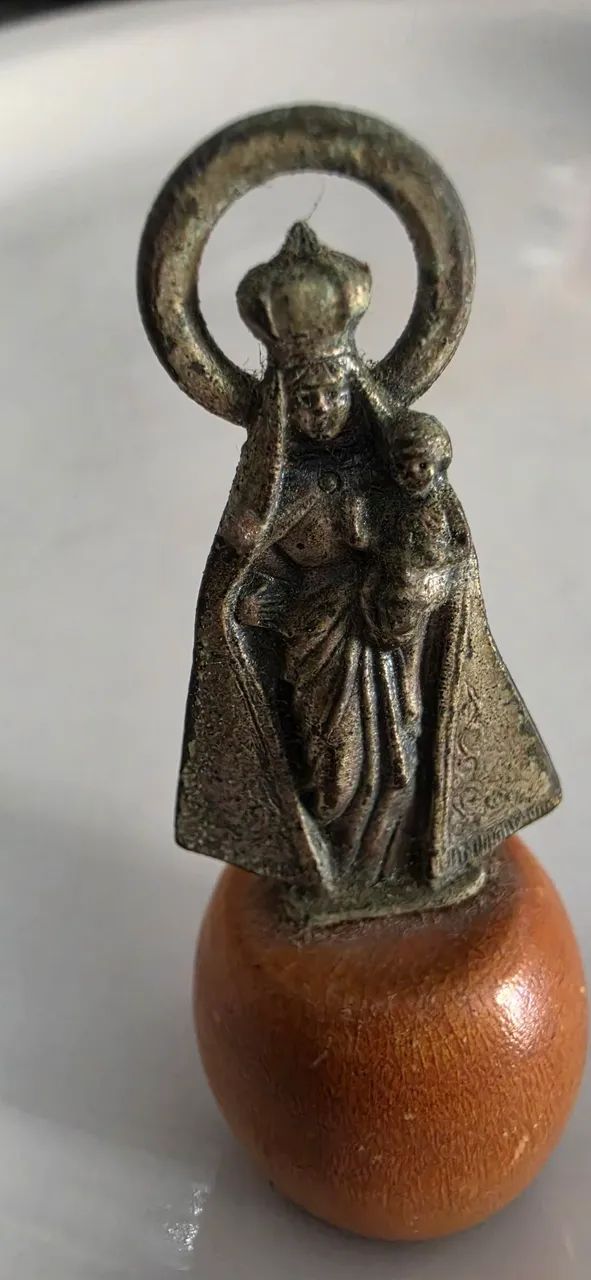 MIMI IMAGEM DE NSª DA PENHA EM METAL COM BASE EM MADEORA