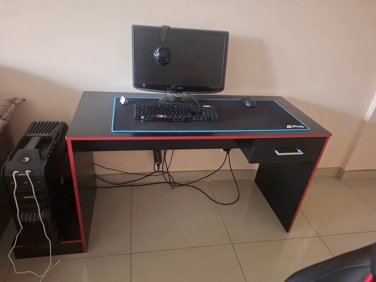 PC gamer, com mesa e cadeira