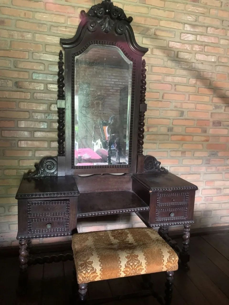 Linda Penteadeira acompanhada de banqueta .