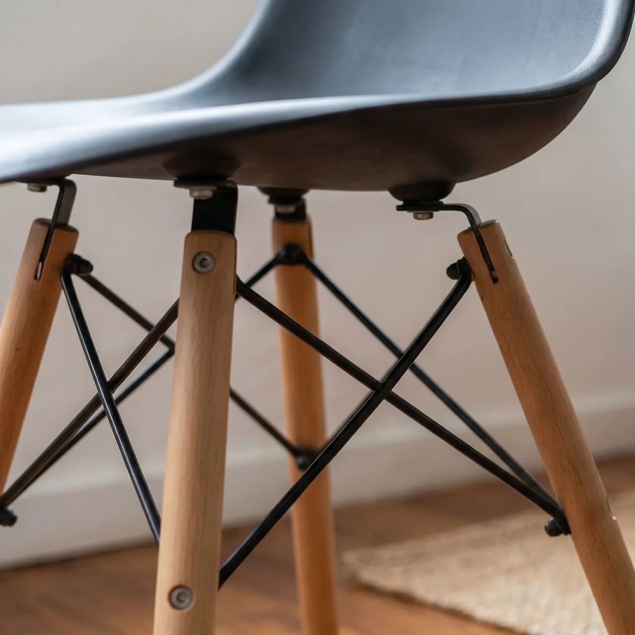 Cadeira Eames Elegante Preta com pés de madeira - Foto 3