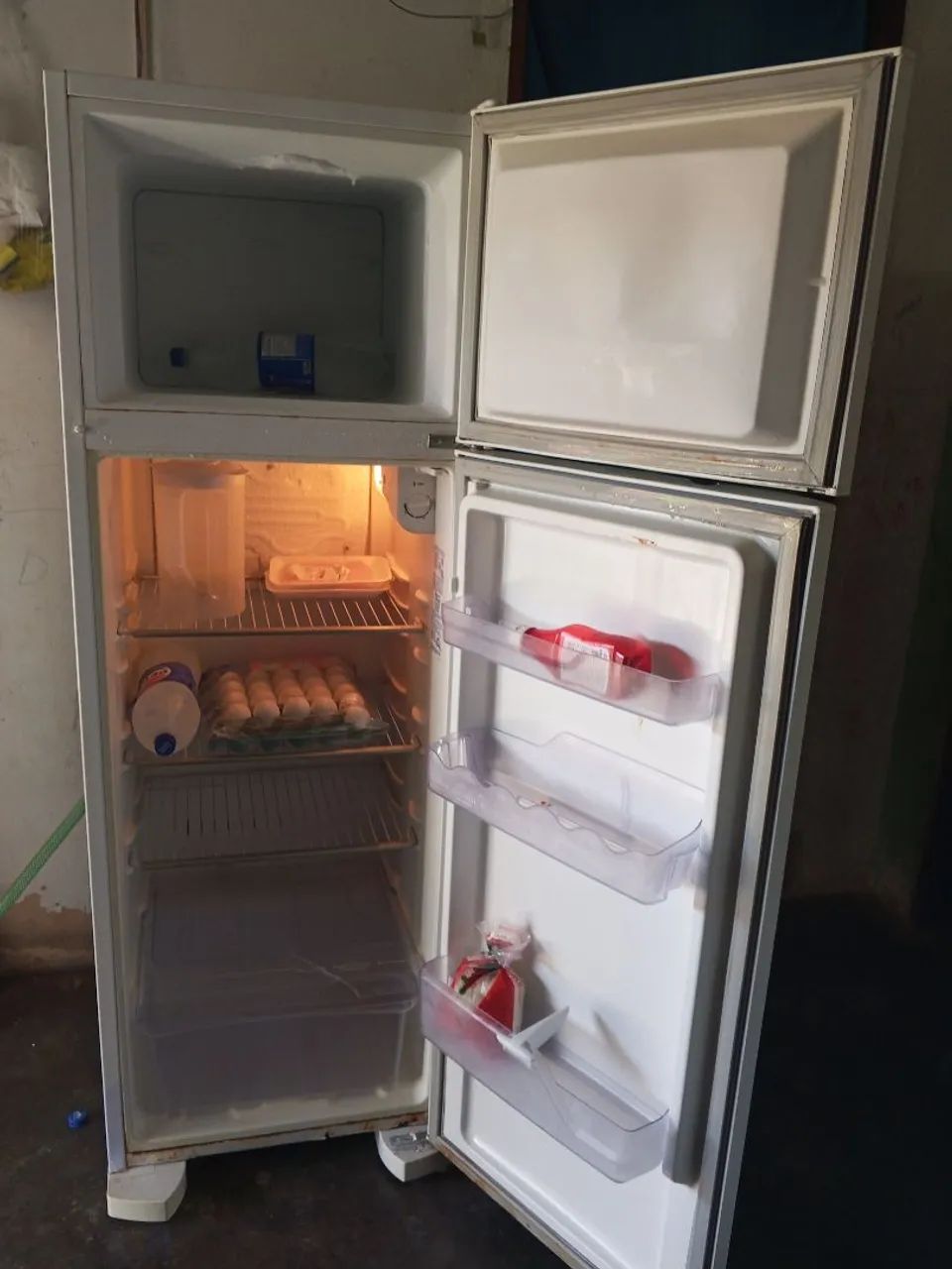 Vendo geladeira Electrolux Branco  - Foto 3