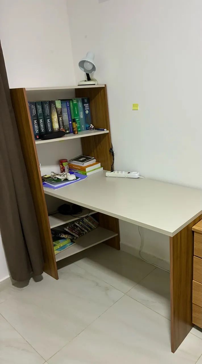 Mesa escrivaninha com estante