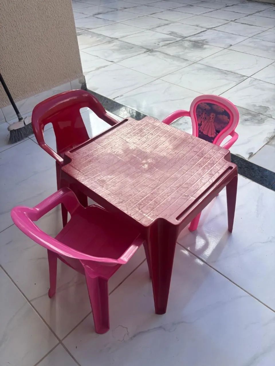 JOGO DE MESA INFANTIL (MESA MAIS DUAS CADEIRAS) - Foto 4