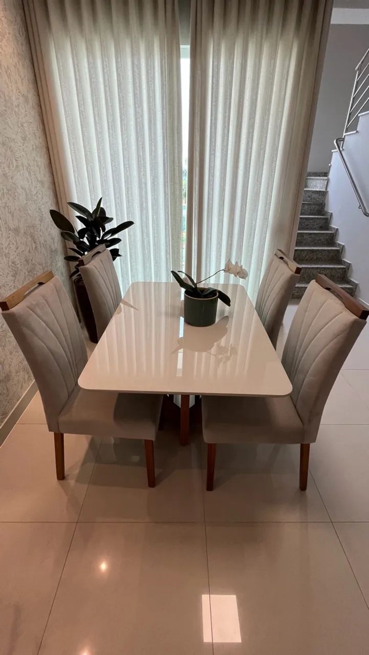 Conjunto mesa jantar com 4 cadeiras 