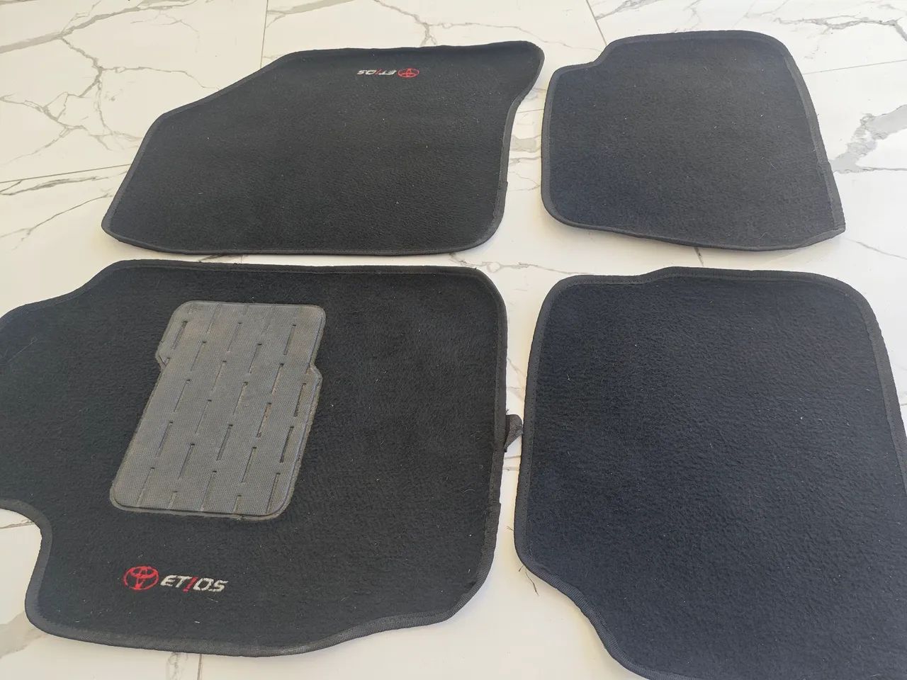 Kit tapetes Etios carpetes
