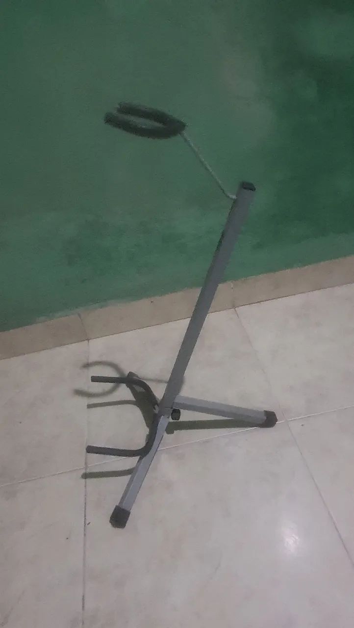 Pedestal de violao e guitarra de ferro