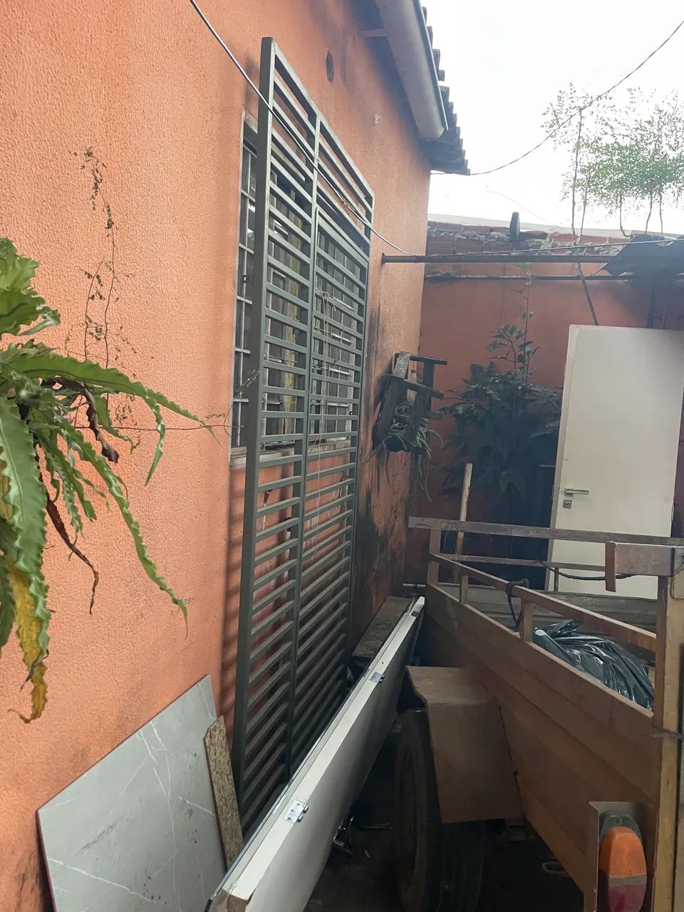 Grande com proteção de ferro e com portão! - Foto 3