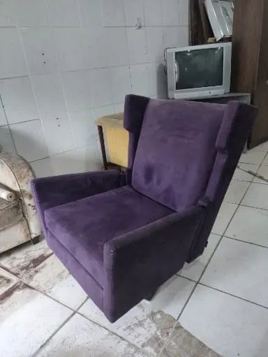 (Cód 028) Linda Poltrona Giratória grande e estofada em tecido Roxo super confortável  - Foto 4
