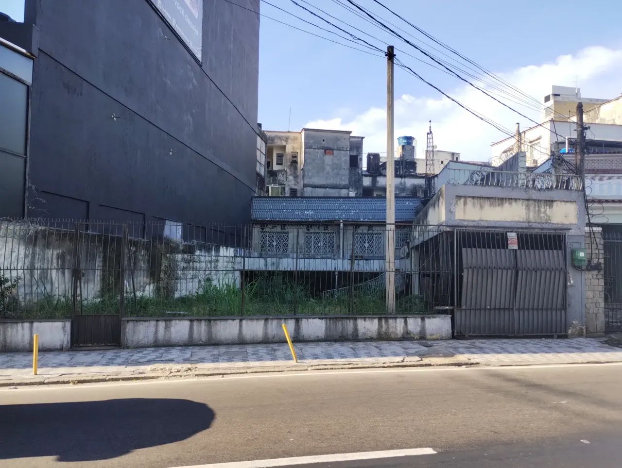 Alugo casa para fins comerciais.