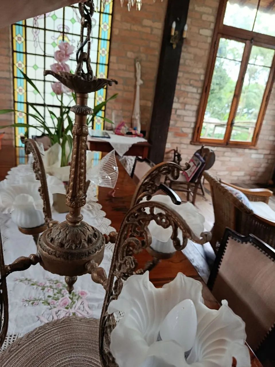 Lustre de bronze e tulipas - Foto 3