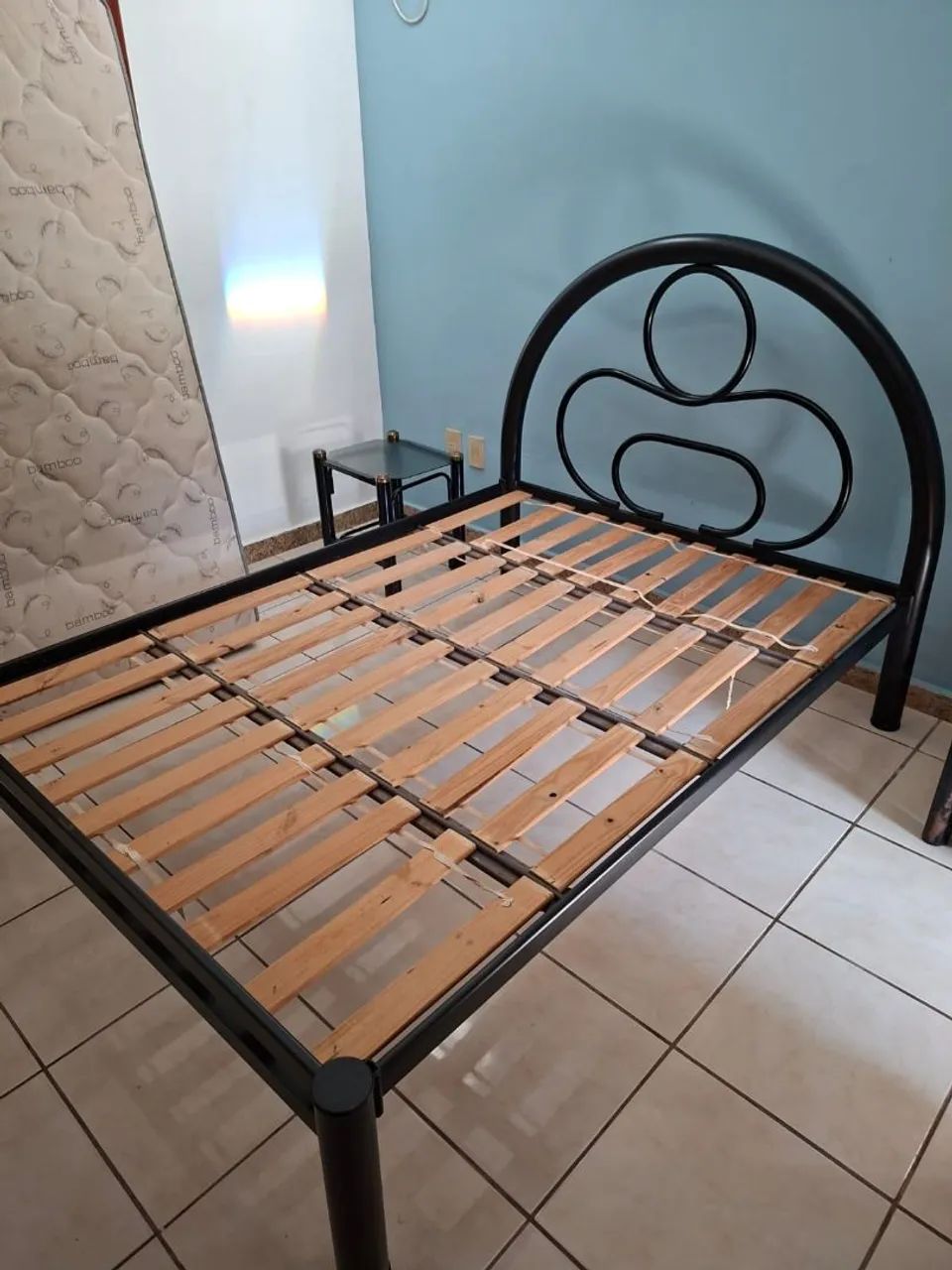CONJUNTO DE QUARTO VINTAGE - CAMA DE FERRO + COLCHÃO + 2 MESINHAS - Foto 3