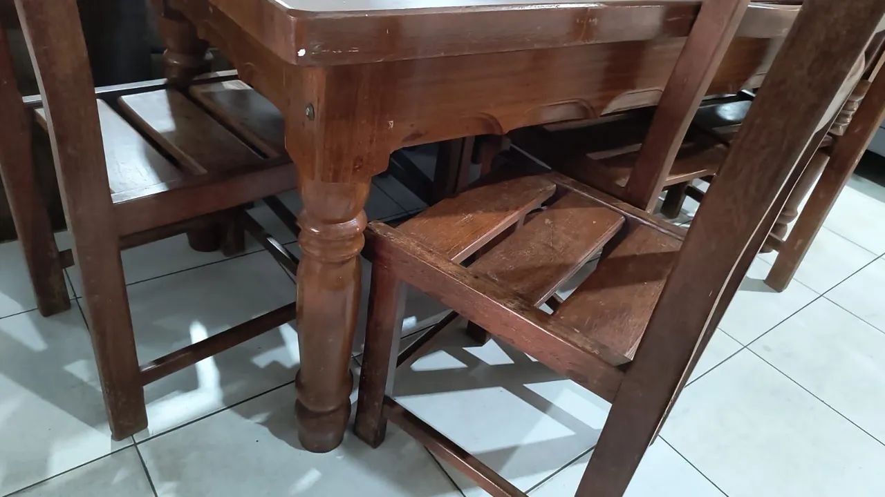 MESA DE MADEIRA MACIÇA COM 8 CADEIRAS SEM AVARIAS  - Foto 5