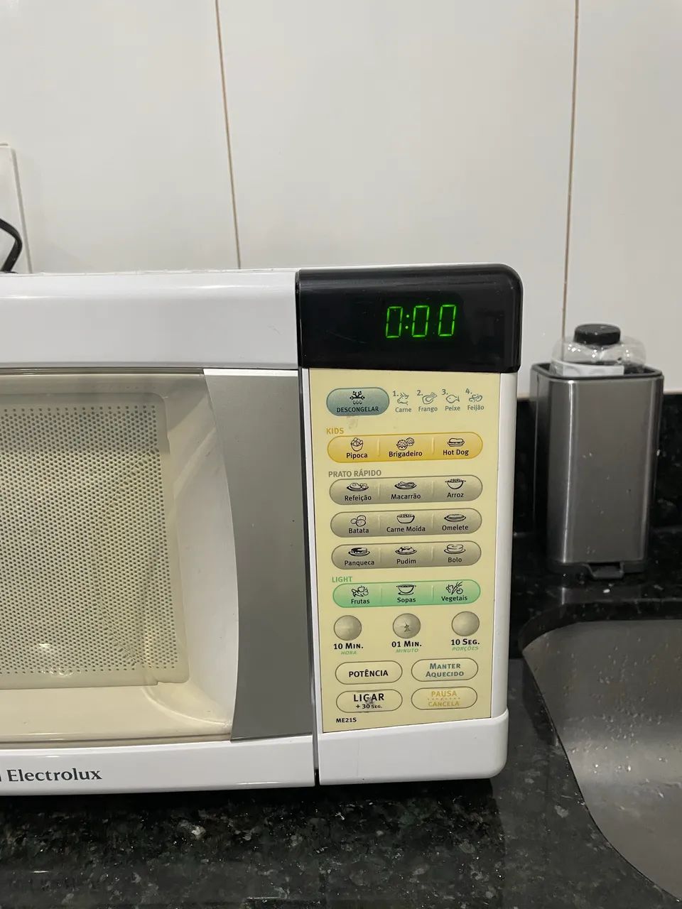 Microondas Eletrolux 21 Litros perfeito estado - Foto 2
