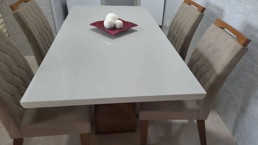 Mesa de jantar com 4 cadeiras