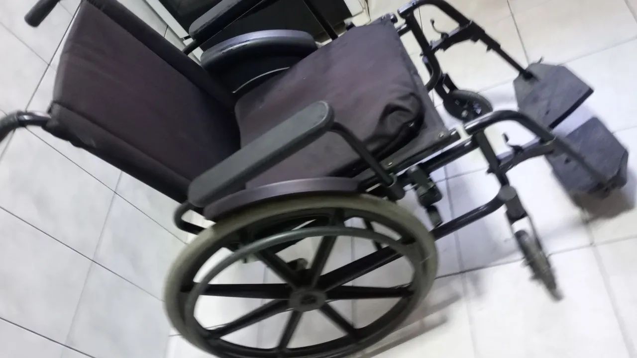 Cadeira de rodas em boas condições  - Foto 3