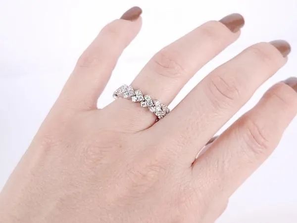 Aliança cravejada em brilhantes