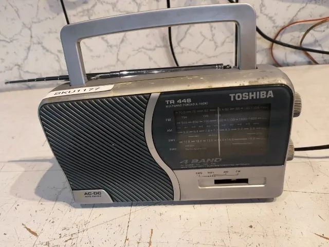 TOSHIBA TR-446 um modelo portátil multibanda (4 faixas) clássico
