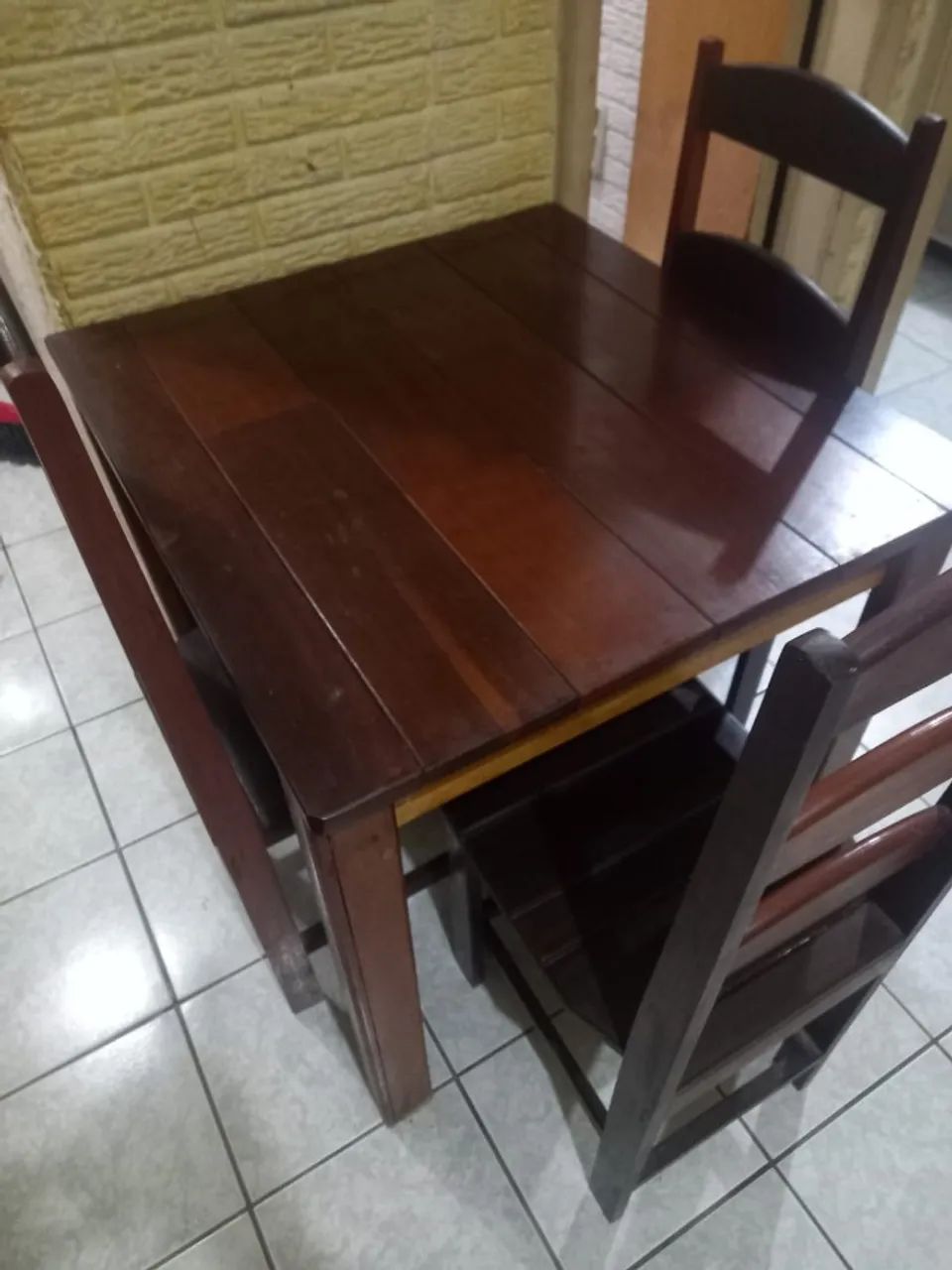 Mesa de madeira quadrada com 3 cadeiras - Foto 3